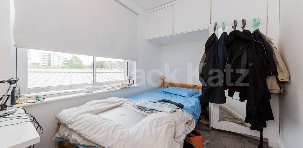 Fantastic spacious three bed mins to tube and shops  Hillmarton Road, Caledonian Road